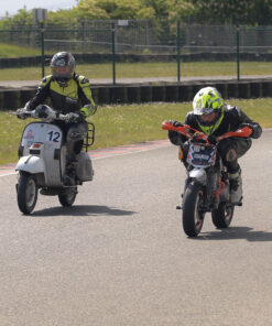 Als reines Kurventraining dreht sich bei uns alles um das Fahren pur, ohne die äußeren Einflüsse des normalen Straßenverkehrs. Damit wirklich jeder innerhalb seiner Komfortzone die zwei Tage auf der weitläufigen Kartbahn in Oschersleben genießen kann, bieten wir eine Kombination aus geführtem und freiem Fahren an. Geführtes Fahren: Ihr fahrt in Kleingruppen von maximal 5 Teilnehmern gemeinsam mit einem Instruktor auf die Strecke. Der Instruktor fährt vorne, passt sich Eurer Geschwindigkeit an und zeigt Euch die Linie. Nach jedem Turn wird der Instruktor bei Bedarf eine ausgiebige Nachbesprechung mit Euch machen und individuell auf jeden eingehen. Damit innerhalb der Kleingruppe niemand über- oder unterfordert ist, werden wir die Gruppen nach jedem Turn homogenisieren und untereinander tauschen. Beim geführten Fahren lernt ihr Euer Motorrad noch besser kennen und könnt weiter an Euch und für Eure Sicherheit arbeiten. Somit bietet unser Kurventraining den idealen Aufbau zu unserem normalen Schräglagentraining. Freies Fahren: Wer schon erste Erfahrungen auf der Rennstrecke gesammelt hat, ist in unserer Freifahrer Gruppe genau richtig. Hier fahrt Ihr alleine auf der Strecke und könnt das tolle Streckenlayout für Euch genießen. Natürlich stehen Euch auch hier jeder Zeit die Instruktoren für einzelne Turns zur Verfügung und zeigen Euch gerne die letzten Kniffe bei der Linienwahl. Drumherum: Neben der Action auf der Strecke ist genügend Platz für ein ausgiebiges Abendprogramm. Freut euch auf einen gemütlichen Grillabend mit jeder Menge Benzingesprächen. Natürlich sorgen wir auch für Dein leibliches Wohl über den Tag, sowie einen Stellplatz für dein Motorrad über Nacht.