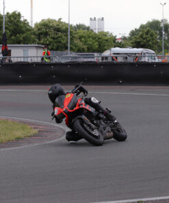 Als reines Kurventraining dreht sich bei uns alles um das Fahren pur, ohne die äußeren Einflüsse des normalen Straßenverkehrs. Damit wirklich jeder innerhalb seiner Komfortzone die zwei Tage auf der weitläufigen Kartbahn in Oschersleben genießen kann, bieten wir eine Kombination aus geführtem und freiem Fahren an. Geführtes Fahren: Ihr fahrt in Kleingruppen von maximal 5 Teilnehmern gemeinsam mit einem Instruktor auf die Strecke. Der Instruktor fährt vorne, passt sich Eurer Geschwindigkeit an und zeigt Euch die Linie. Nach jedem Turn wird der Instruktor bei Bedarf eine ausgiebige Nachbesprechung mit Euch machen und individuell auf jeden eingehen. Damit innerhalb der Kleingruppe niemand über- oder unterfordert ist, werden wir die Gruppen nach jedem Turn homogenisieren und untereinander tauschen. Beim geführten Fahren lernt ihr Euer Motorrad noch besser kennen und könnt weiter an Euch und für Eure Sicherheit arbeiten. Somit bietet unser Kurventraining den idealen Aufbau zu unserem normalen Schräglagentraining. Freies Fahren: Wer schon erste Erfahrungen auf der Rennstrecke gesammelt hat, ist in unserer Freifahrer Gruppe genau richtig. Hier fahrt Ihr alleine auf der Strecke und könnt das tolle Streckenlayout für Euch genießen. Natürlich stehen Euch auch hier jeder Zeit die Instruktoren für einzelne Turns zur Verfügung und zeigen Euch gerne die letzten Kniffe bei der Linienwahl. Drumherum: Neben der Action auf der Strecke ist genügend Platz für ein ausgiebiges Abendprogramm. Freut euch auf einen gemütlichen Grillabend mit jeder Menge Benzingesprächen. Natürlich sorgen wir auch für Dein leibliches Wohl über den Tag, sowie einen Stellplatz für dein Motorrad über Nacht.