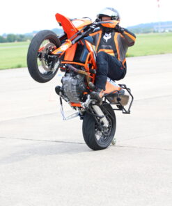 NEU Wheelie Training mit einer KTM SMC-R 690 OHNE Gestell Ab sofort bieten wir euch ein Wheelie – Training Perfektion 2.0 an. Wer bei uns schon ein Wheelie Training Perfektion absolviert hat, ist herzlich eingeladen an dem Aufbaukurs 2.0 teilzunehmen. Hier fahren wir ohne 