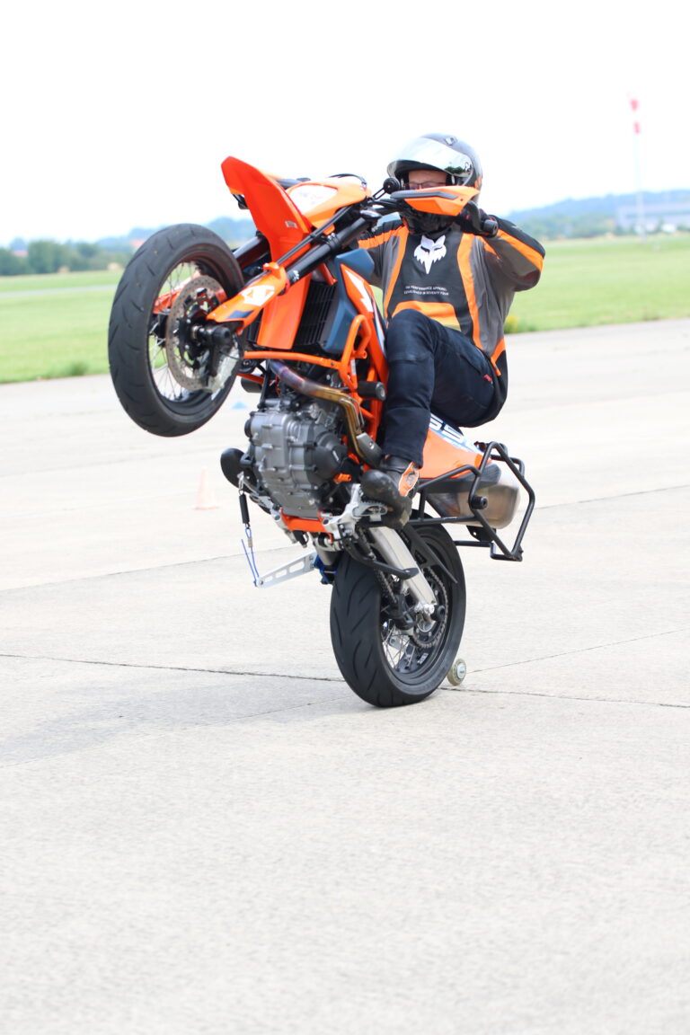 NEU Wheelie Training mit einer KTM SMC-R 690 OHNE Gestell Ab sofort bieten wir euch ein Wheelie – Training Perfektion 2.0 an. Wer bei uns schon ein Wheelie Training Perfektion absolviert hat, ist herzlich eingeladen an dem Aufbaukurs 2.0 teilzunehmen. Hier fahren wir ohne "Schlitten" mit nur einem kleinen Arm an der Schwinge, der bei Bedarf die Hinterradbremse betätigt.
