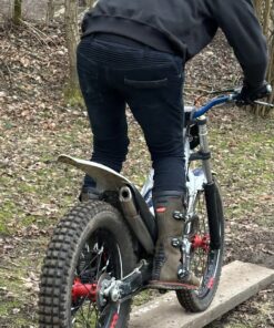 Wozu ein Trial Training absolvieren? Hierbei geht es um Körperspannung, Balance und Geschicklichkeit. Braucht man nicht? Doch! Denn es geht um Fahrzeugbeherrschung, Fahrtechnik und um Dich obendrauf. Es wird Dir auf jedem anderen Zweirad weiterhelfen, da Deine Feinmotorik gefragt ist. Aber keine Angst: Solltest Du Dich zu den Grobmotorikern zählen, so helfen wir Dir. Wir bauen ein paar kleinere Hindernisse auf, so dass nach einer Einweisung direkt angefangen werden kann. Dieses Training findet nicht Offroad statt, sondern wir nutzen eine 