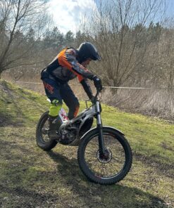 Wozu ein Trial Training absolvieren? Hierbei geht es um Körperspannung, Balance und Geschicklichkeit. Braucht man nicht? Doch! Denn es geht um Fahrzeugbeherrschung, Fahrtechnik und um Dich obendrauf. Es wird Dir auf jedem anderen Zweirad weiterhelfen, da Deine Feinmotorik gefragt ist. Aber keine Angst: Solltest Du Dich zu den Grobmotorikern zählen, so helfen wir Dir. Wir bauen ein paar kleinere Hindernisse auf, so dass nach einer Einweisung direkt angefangen werden kann. Dieses Training findet nicht Offroad statt, sondern wir nutzen eine "normale" Fläche mit ein paar leichten Hindernissen, damit man sich auch erst einmal auf sich selbst und auf das Motorrad konzentrieren kann. Das Training findet natürlich bei jedem Wetter statt. Das Bike stellen wir, die Ausrüstung bringt ihr mit. Was ihr braucht?