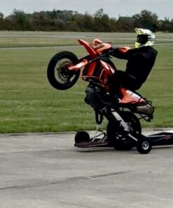 NEU Wheelie Training mit einer KTM SMC-R 690 auch OHNE Gestell Ab sofort bieten wir euch ein Wheelie – Training KTM Spezial an. Wer bei uns schon ein Wheelie Training Perfektion absolviert hat, ist herzlich eingeladen an dem Aufbaukurs KTM Spezial teilzunehmen. Wir bieten euch hier ein Kombitraining an. Wir fahren zunächst mit einem Schlitten, um uns an das Bike und den Kipppunkt zu gewöhnen. Dann bauen wir den Schlitten ab und fahren frei, nur mit einem kleinen Arm, der bei Bedraf die Hinterradbremse betätigt. Bei diesen Trainings fahren wir pro Motorrad mit nur zwei Teilnehmern unter Betreuung und Anleitung von einem Instruktor. WHEELIE - Training Perfektion KTM Spezial - SMC-R 690 max. 2 Teilnehmer pro Bike sehr hoher Fahranteil fahren am Kipppunkt jeder kann teilnehmen (Voraussetzung: Wheelie Perfektion) Dauer 4 Stunden (9.00 Uhr – 13.00 Uhr und 14.00 Uhr - 18.00 Uhr) Kostenbeteiligung der Teilnehmer bei Stürzen Trainingsgelände Hildesheim Inklusive: das abwechselnde Fahren der Teilnehmer auf unserem speziellen Wheelie-Trainer die richtige Sitzhaltung zum wheelisieren das Zusammenspiel von Kupplung, Gas und Bremse Getränke und kleine Snacks über den Tag Fotos vom Trainingstag Haftpflichtversicherung Unfallversicherung optionale Rücktrittsvorsorge: Volle Rückerstattung der Kursgebühr (abzüglich 25,- EUR Pauschale) bei schriftlicher Absage bis max. 7 Tage vor Veranstaltungsbeginn für zusätzlich 10,- EUR pro Teilnehmer Natürlich sind auch alle Kosten für Benzin und sonstige Betriebsstoffe in der Teilnahmegebühr enthalten. Das Training findet auch bei Regen statt. Für das Wheelietraining KTM Spezial gilt eine Mindestteilnehmerzahl von 2 Personen, sofern diese Zahl nicht erreicht wird, kann der Veranstalter das Training absagen. Dasselbe gilt für den Fall, dass der Vermieter das Übungsgelände aus irgendeinem Grund nicht zur Verfügung stellt. In diesen Fällen wird die Teilnahmegebühr selbstverständlich zurückerstattet. Weitere Erstattungen sind ausgeschlossen.