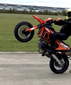 NEU Wheelie Training mit einer KTM SMC-R 690 auch OHNE Gestell Ab sofort bieten wir euch ein Wheelie – Training KTM Spezial an. Wer bei uns schon ein Wheelie Training Perfektion absolviert hat, ist herzlich eingeladen an dem Aufbaukurs KTM Spezial teilzunehmen. Wir bieten euch hier ein Kombitraining an. Wir fahren zunächst mit einem Schlitten, um uns an das Bike und den Kipppunkt zu gewöhnen. Dann bauen wir den Schlitten ab und fahren frei, nur mit einem kleinen Arm, der bei Bedraf die Hinterradbremse betätigt. Bei diesen Trainings fahren wir pro Motorrad mit nur zwei Teilnehmern unter Betreuung und Anleitung von einem Instruktor. WHEELIE - Training Perfektion KTM Spezial - SMC-R 690 max. 2 Teilnehmer pro Bike sehr hoher Fahranteil fahren am Kipppunkt jeder kann teilnehmen (Voraussetzung: Wheelie Perfektion) Dauer 4 Stunden (9.00 Uhr – 13.00 Uhr und 14.00 Uhr - 18.00 Uhr) Kostenbeteiligung der Teilnehmer bei Stürzen Trainingsgelände Hildesheim Inklusive: das abwechselnde Fahren der Teilnehmer auf unserem speziellen Wheelie-Trainer die richtige Sitzhaltung zum wheelisieren das Zusammenspiel von Kupplung, Gas und Bremse Getränke und kleine Snacks über den Tag Fotos vom Trainingstag Haftpflichtversicherung Unfallversicherung optionale Rücktrittsvorsorge: Volle Rückerstattung der Kursgebühr (abzüglich 25,- EUR Pauschale) bei schriftlicher Absage bis max. 7 Tage vor Veranstaltungsbeginn für zusätzlich 10,- EUR pro Teilnehmer Natürlich sind auch alle Kosten für Benzin und sonstige Betriebsstoffe in der Teilnahmegebühr enthalten. Das Training findet auch bei Regen statt. Für das Wheelietraining KTM Spezial gilt eine Mindestteilnehmerzahl von 2 Personen, sofern diese Zahl nicht erreicht wird, kann der Veranstalter das Training absagen. Dasselbe gilt für den Fall, dass der Vermieter das Übungsgelände aus irgendeinem Grund nicht zur Verfügung stellt. In diesen Fällen wird die Teilnahmegebühr selbstverständlich zurückerstattet. Weitere Erstattungen sind ausgeschlossen.