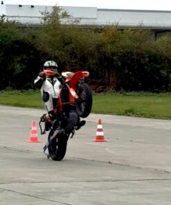NEU Wheelie Training mit einer KTM SMC-R 690 auch OHNE Gestell Ab sofort bieten wir euch ein Wheelie – Training KTM Spezial an. Wer bei uns schon ein Wheelie Training Perfektion absolviert hat, ist herzlich eingeladen an dem Aufbaukurs KTM Spezial teilzunehmen. Wir bieten euch hier ein Kombitraining an. Wir fahren zunächst mit einem Schlitten, um uns an das Bike und den Kipppunkt zu gewöhnen. Dann bauen wir den Schlitten ab und fahren frei, nur mit einem kleinen Arm, der bei Bedraf die Hinterradbremse betätigt. Bei diesen Trainings fahren wir pro Motorrad mit nur zwei Teilnehmern unter Betreuung und Anleitung von einem Instruktor. WHEELIE - Training Perfektion KTM Spezial - SMC-R 690 max. 2 Teilnehmer pro Bike sehr hoher Fahranteil fahren am Kipppunkt jeder kann teilnehmen (Voraussetzung: Wheelie Perfektion) Dauer 4 Stunden (9.00 Uhr – 13.00 Uhr und 14.00 Uhr - 18.00 Uhr) Kostenbeteiligung der Teilnehmer bei Stürzen Trainingsgelände Hildesheim Inklusive: das abwechselnde Fahren der Teilnehmer auf unserem speziellen Wheelie-Trainer die richtige Sitzhaltung zum wheelisieren das Zusammenspiel von Kupplung, Gas und Bremse Getränke und kleine Snacks über den Tag Fotos vom Trainingstag Haftpflichtversicherung Unfallversicherung optionale Rücktrittsvorsorge: Volle Rückerstattung der Kursgebühr (abzüglich 25,- EUR Pauschale) bei schriftlicher Absage bis max. 7 Tage vor Veranstaltungsbeginn für zusätzlich 10,- EUR pro Teilnehmer Natürlich sind auch alle Kosten für Benzin und sonstige Betriebsstoffe in der Teilnahmegebühr enthalten. Das Training findet auch bei Regen statt. Für das Wheelietraining KTM Spezial gilt eine Mindestteilnehmerzahl von 2 Personen, sofern diese Zahl nicht erreicht wird, kann der Veranstalter das Training absagen. Dasselbe gilt für den Fall, dass der Vermieter das Übungsgelände aus irgendeinem Grund nicht zur Verfügung stellt. In diesen Fällen wird die Teilnahmegebühr selbstverständlich zurückerstattet. Weitere Erstattungen sind ausgeschlossen.
