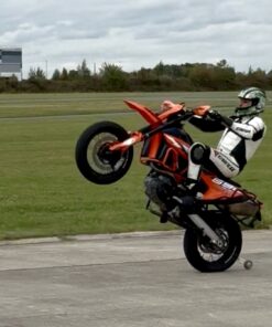 NEU Wheelie Training mit einer KTM SMC-R 690 auch OHNE Gestell Ab sofort bieten wir euch ein Wheelie – Training KTM Spezial an. Wer bei uns schon ein Wheelie Training Perfektion absolviert hat, ist herzlich eingeladen an dem Aufbaukurs KTM Spezial teilzunehmen. Wir bieten euch hier ein Kombitraining an. Wir fahren zunächst mit einem Schlitten, um uns an das Bike und den Kipppunkt zu gewöhnen. Dann bauen wir den Schlitten ab und fahren frei, nur mit einem kleinen Arm, der bei Bedraf die Hinterradbremse betätigt. Bei diesen Trainings fahren wir pro Motorrad mit nur zwei Teilnehmern unter Betreuung und Anleitung von einem Instruktor. WHEELIE - Training Perfektion KTM Spezial - SMC-R 690 max. 2 Teilnehmer pro Bike sehr hoher Fahranteil fahren am Kipppunkt jeder kann teilnehmen (Voraussetzung: Wheelie Perfektion) Dauer 4 Stunden (9.00 Uhr – 13.00 Uhr und 14.00 Uhr - 18.00 Uhr) Kostenbeteiligung der Teilnehmer bei Stürzen Trainingsgelände Hildesheim Inklusive: das abwechselnde Fahren der Teilnehmer auf unserem speziellen Wheelie-Trainer die richtige Sitzhaltung zum wheelisieren das Zusammenspiel von Kupplung, Gas und Bremse Getränke und kleine Snacks über den Tag Fotos vom Trainingstag Haftpflichtversicherung Unfallversicherung optionale Rücktrittsvorsorge: Volle Rückerstattung der Kursgebühr (abzüglich 25,- EUR Pauschale) bei schriftlicher Absage bis max. 7 Tage vor Veranstaltungsbeginn für zusätzlich 10,- EUR pro Teilnehmer Natürlich sind auch alle Kosten für Benzin und sonstige Betriebsstoffe in der Teilnahmegebühr enthalten. Das Training findet auch bei Regen statt. Für das Wheelietraining KTM Spezial gilt eine Mindestteilnehmerzahl von 2 Personen, sofern diese Zahl nicht erreicht wird, kann der Veranstalter das Training absagen. Dasselbe gilt für den Fall, dass der Vermieter das Übungsgelände aus irgendeinem Grund nicht zur Verfügung stellt. In diesen Fällen wird die Teilnahmegebühr selbstverständlich zurückerstattet. Weitere Erstattungen sind ausgeschlossen.