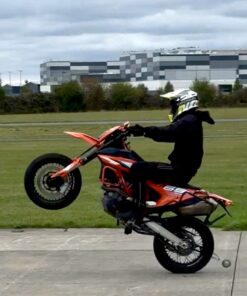 NEU Wheelie Training mit einer KTM SMC-R 690 auch OHNE Gestell Ab sofort bieten wir euch ein Wheelie – Training KTM Spezial an. Wer bei uns schon ein Wheelie Training Perfektion absolviert hat, ist herzlich eingeladen an dem Aufbaukurs KTM Spezial teilzunehmen. Wir bieten euch hier ein Kombitraining an. Wir fahren zunächst mit einem Schlitten, um uns an das Bike und den Kipppunkt zu gewöhnen. Dann bauen wir den Schlitten ab und fahren frei, nur mit einem kleinen Arm, der bei Bedraf die Hinterradbremse betätigt. Bei diesen Trainings fahren wir pro Motorrad mit nur zwei Teilnehmern unter Betreuung und Anleitung von einem Instruktor. WHEELIE - Training Perfektion KTM Spezial - SMC-R 690 max. 2 Teilnehmer pro Bike sehr hoher Fahranteil fahren am Kipppunkt jeder kann teilnehmen (Voraussetzung: Wheelie Perfektion) Dauer 4 Stunden (9.00 Uhr – 13.00 Uhr und 14.00 Uhr - 18.00 Uhr) Kostenbeteiligung der Teilnehmer bei Stürzen Trainingsgelände Hildesheim Inklusive: das abwechselnde Fahren der Teilnehmer auf unserem speziellen Wheelie-Trainer die richtige Sitzhaltung zum wheelisieren das Zusammenspiel von Kupplung, Gas und Bremse Getränke und kleine Snacks über den Tag Fotos vom Trainingstag Haftpflichtversicherung Unfallversicherung optionale Rücktrittsvorsorge: Volle Rückerstattung der Kursgebühr (abzüglich 25,- EUR Pauschale) bei schriftlicher Absage bis max. 7 Tage vor Veranstaltungsbeginn für zusätzlich 10,- EUR pro Teilnehmer Natürlich sind auch alle Kosten für Benzin und sonstige Betriebsstoffe in der Teilnahmegebühr enthalten. Das Training findet auch bei Regen statt. Für das Wheelietraining KTM Spezial gilt eine Mindestteilnehmerzahl von 2 Personen, sofern diese Zahl nicht erreicht wird, kann der Veranstalter das Training absagen. Dasselbe gilt für den Fall, dass der Vermieter das Übungsgelände aus irgendeinem Grund nicht zur Verfügung stellt. In diesen Fällen wird die Teilnahmegebühr selbstverständlich zurückerstattet. Weitere Erstattungen sind ausgeschlossen.
